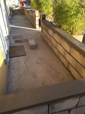 Nous avons réalisé nous même ces travaux. Un peu de ciment, quelques parpaings recouvert du même enduit que la façade et le tour est joué. Nous avons réalisé nous même ces travaux. Un peu de ciment, quelques parpaings recouvert du même enduit que la façade et le tour est joué.
