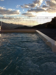 Vue du spa/jacuzzi au soleil couchant Vue du spa/jacuzzi au soleil couchant